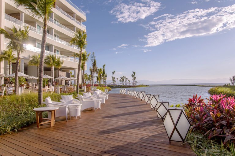 02 Hotel - Grand Luxxe NV - Shell Island